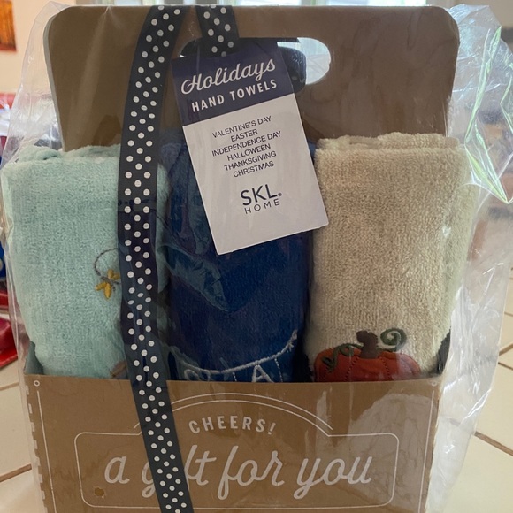 SKL Home Holidays Hand Towels, new in box.  Great Holiday gifts! - Picture 8 of 9